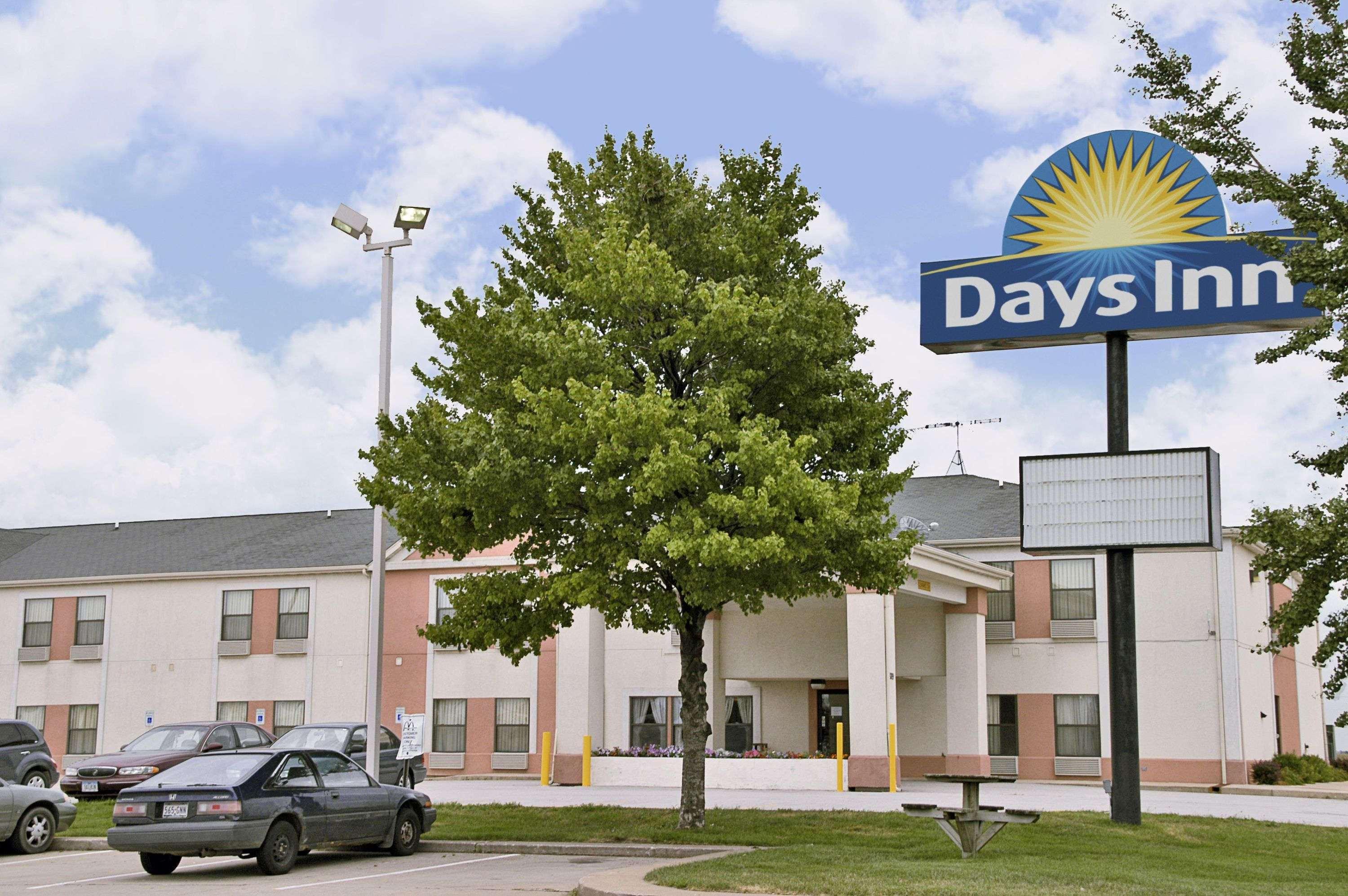 Days Inn By Wyndham Walcott Davenport Экстерьер фото